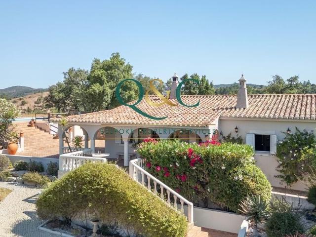 Um refúgio privado na encosta, com 3 quartos duplos e vistas. 170m² Salir