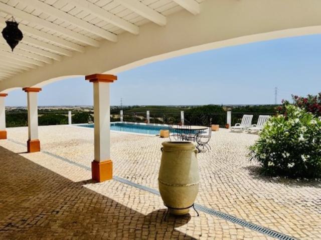 Um refúgio único no coração da natureza em alentejo