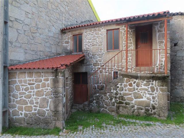 Uma casa tipicamente portuguesa, com térreo e primeiro andar, para reconstrução e restauração