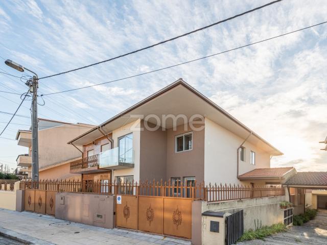 Uma casa de 3 quartos com suíte, situada em um terreno de 295 m²