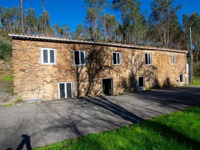 Uma casa de pedra com alma de rio 242m² Arega