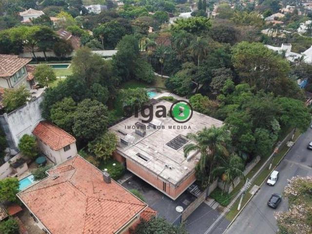UMA CASA ICÔNICA NA CIDADE JARDIM | 976 m² | ARQUITETURA ATEMPORAL EM MEIO AO VERDE