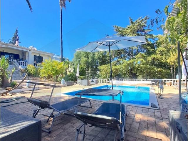 Uma bonita villa com piscina, perto da costa, com fantásticas vistas mar