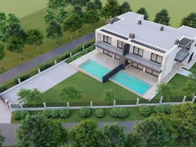 Uma bela moradia geminada NOVA virada a sul com vista para uma piscina privada e jardim