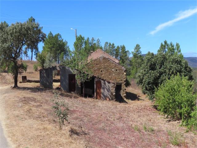 Uma belíssima Casa tipicamente portuguesa com Documento Legal de Habitação Urbana construída inteiramente em pedra de xisto, com um lote de terreno envolvente com uma área total de 2.880 m2. Árvores frutíferas. Localização incrível