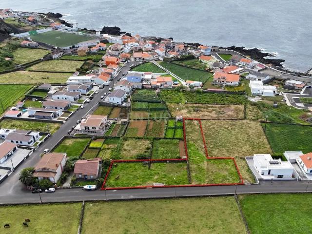 Uma excelente oportunidade para quem procura investir numa zona tranquila, com boa acessibilidade e proximidade à costa