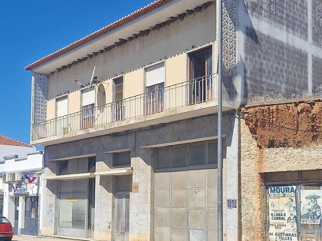 Uma fração única, c/ 2 apartamentos para remodelar