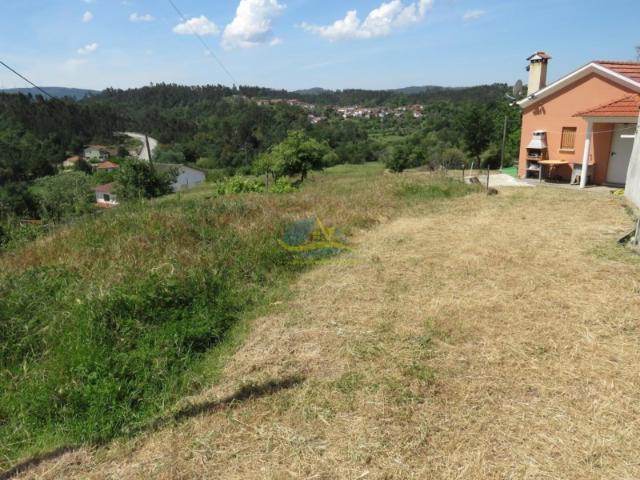 Uma oportunidade única de adquirir uma casa de campo com um anexo independente de 1 quarto e aproximadamente 2000m² de terreno