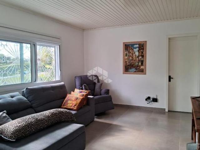 Uma linda casa, num lugar maravilho, com uma vista indiscutível, perto da Br