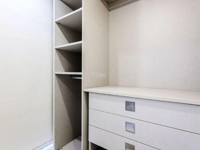 Uma sala desse tamanho merecia árvores à altura