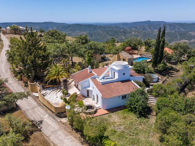 Uma propriedade montanhosa cheia de alma, com vistas panorâmicas, espaços criativos e caráter raro
