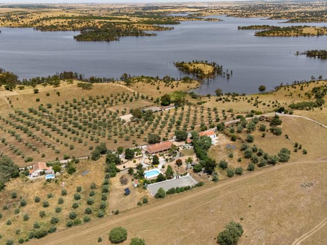 Uma propriedade rara à beira do lago, no coração do Alentejo, com um potencial de desenvolvimento único