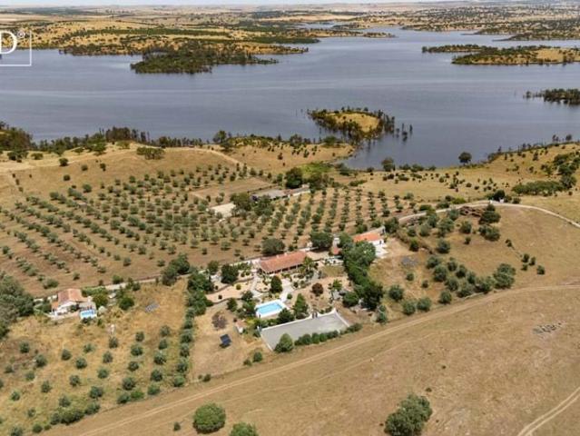 Uma propriedade rara à beira do lago, no coração do Alentejo. 676m² Ourique