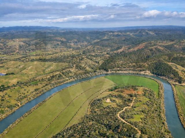 ➜ Uma propriedade ribeirinha no Sudoeste do Alentejo | Odemira