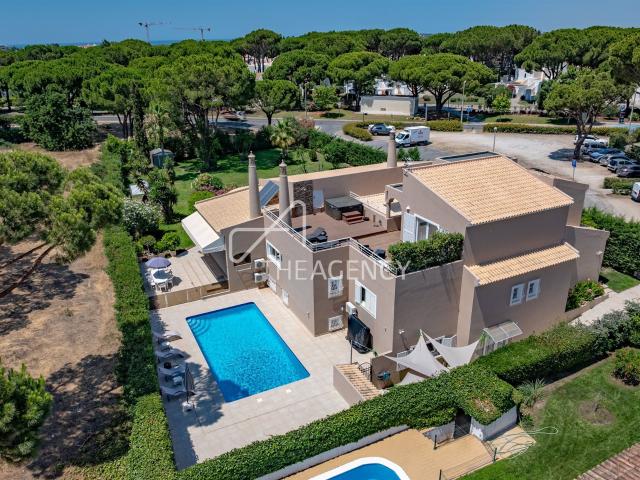 Uma Residência Exclusiva com Vistas Privilegiadas para o Gol. 765m² Quarteira