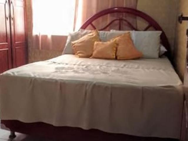 Uma Vaga de Quarto Mobiliado com cama de Casal