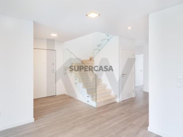 Uma verdadeira moradia no topo de um prédio T5 Duplex com BOX