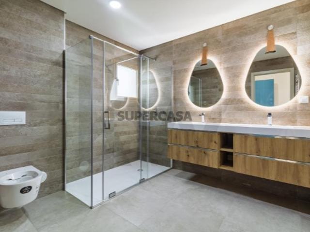 Uma verdadeira moradia no topo de um prédio! T3+1 Duplex novo no Montijo com terraço de 73 m2