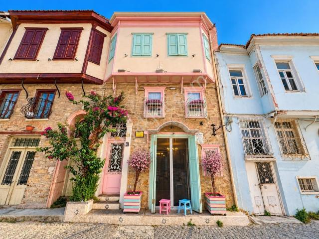Umas Solutıon'dan Macaron'da Cadde Üzerinde 3 Katlı 4+1 Rum Evi