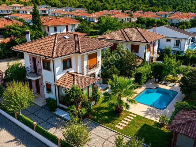 Umas Solutıon'dan Çamlık Laka'da Cadde Üzeri Havuzlu Büyük Villa