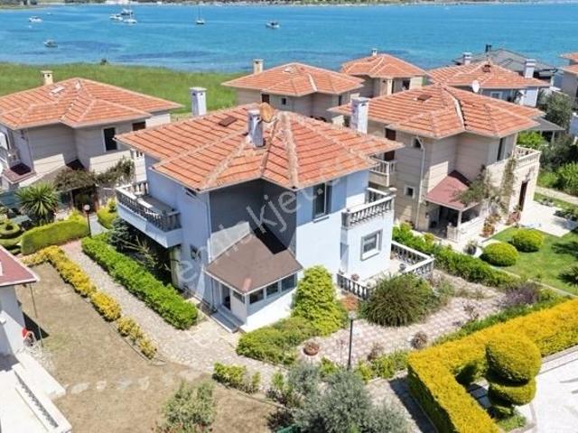 Umas Solutıon'dan Cunda'da Denize Sıfır Sitede Manzaralı Villa