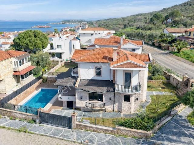 Umas Solutıon'dan Cunda'da Havuzlu 4+1 Müstakil Villa