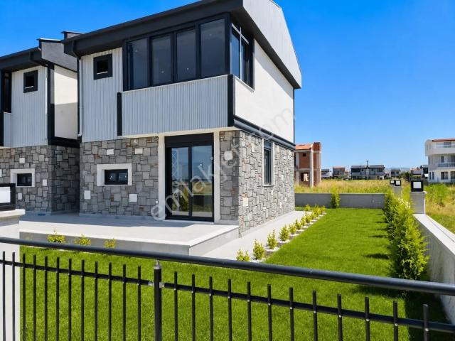 Umas Solutıon'dan Deniz Manzaralı Bahçe Kullanımlı 2+1 Villa