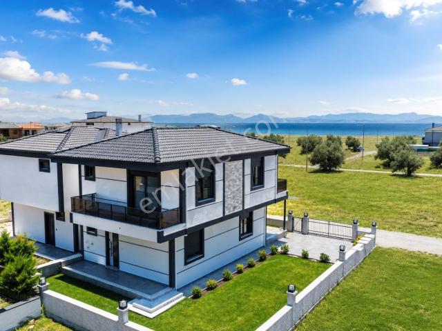 Umas Solutıon'dan Denize Yakın Alt Katta Odalı 4+1 Villa