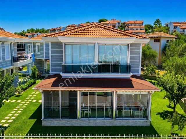 Umas Solutıon'dan Denize Sıfır Sitede 3+1 Havuzlu Büyük Villa