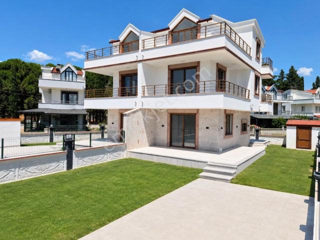 Umas Solutıon'dan Geniş Bahçe Kullanımlı 4+1 Modern Villa