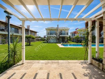 Umas Solutıon'dan Havuzlu Site İçinde Modern Konsept 3+1 Villa