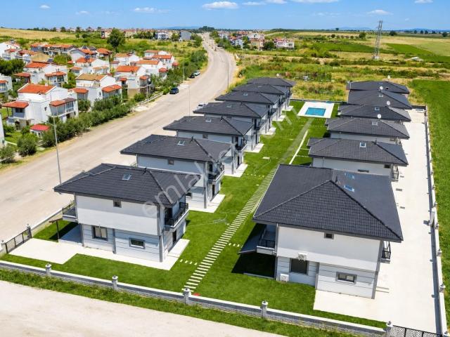 Umas Solutıon'dan Havuzlu Sitede Nezih Yaşam Ortamı 3+1 Villa