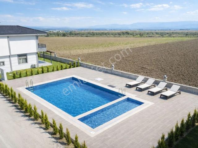 Umas Solutıondan Havuzlu Sitede Geniş Kullanım 3+1 Sıfır Villa