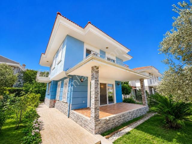 Umas Solutıon'dan Laka'da Yola Cepheli Büyük Müstakil 3+1 Villa