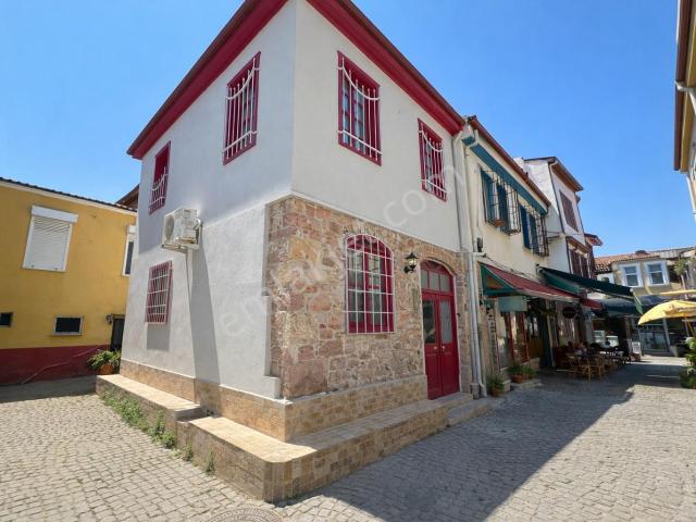 Umas Soutıon'dan Çarşıda Köşe Konumda 2 Katlı Müstakil Ev