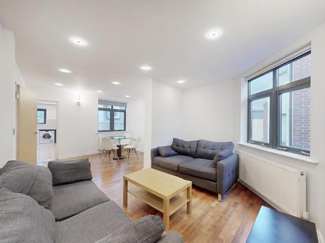 Umberston Street, London E1 3 bed flat to rent £3,000 pcm £692 pw