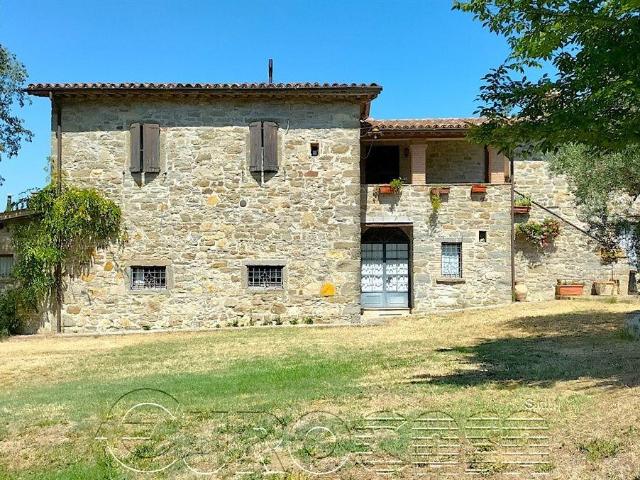 Umbertide. Casale composto da 6 appartamenti in zona panoram. 340m² Umbertide