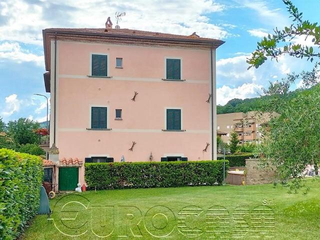 Umbertide. Casale con 5 appartamenti, piscina e corte privat. 300m² Niccone