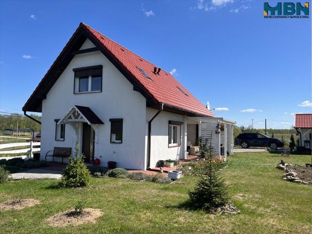 Umeblowany dom z linią brzegową jeziora Bielskie
