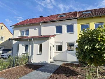 UMFASSEND MODERNISIERT: REIHENHAUS MIT GARTEN UND STELLPLATZ IN ICKERN
