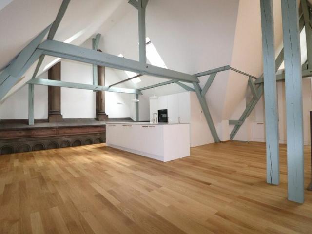 Umfassend sanierte Dachgeschosswohnung an der Holbeinstrasse 32
