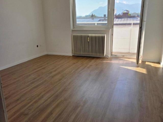 Umfassend renovierte 2 Zimmer Wohnung mit Balkon | 8. Stock | WG geeignet
