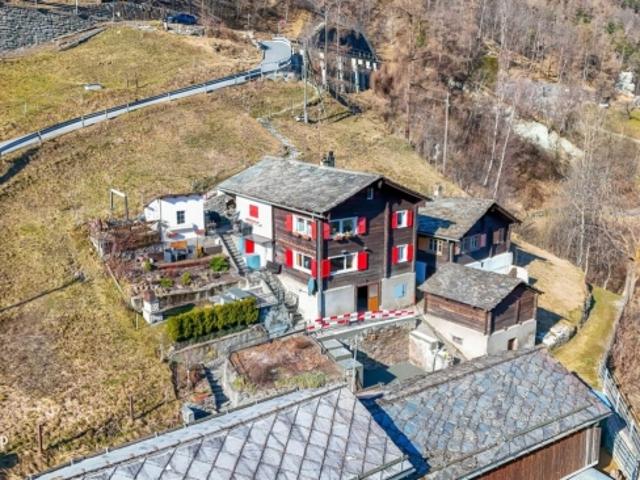 Umfassend renovierte Wohnung mit spektakulärer Aussicht und historischem Flair