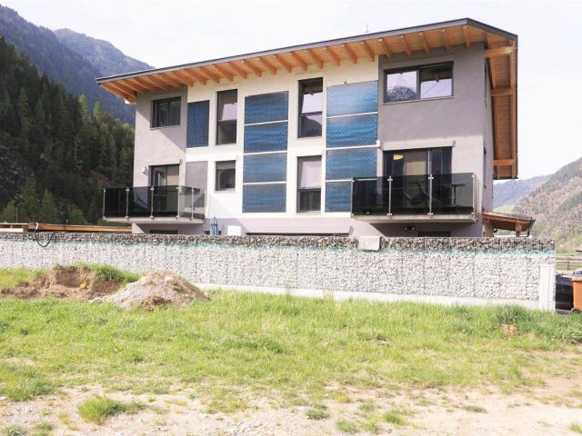 Umhausen: Selbst wohnen & Mieteinnahmen sichern – Haus mit 3 Einheiten