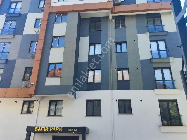 Ümraniye Tepeüstü Tavukçuyolu Caddesi Alemdağ Caddesi Metro Lar Yürüme 1.kat Sıfır Bina Daire