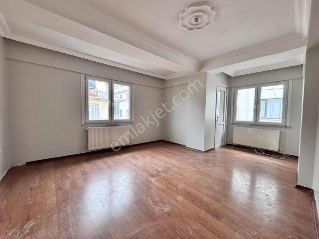 Ümraniye Çakmakta Metroya Komşu Kiralık 3+1 Ara Kat Daire