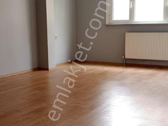 Ümraniye Çamlık İkbal Caddesi Üzerinde 2.kat 2+1 90 Metre Balkonlu Boyalı Kiralık