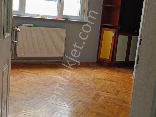 Ümraniye Çamlık İkbal Caddesi Üzerinde Merkezi Lokosyonda Ulaşım 2+1 90 Metre Balkonlu Boyalı
