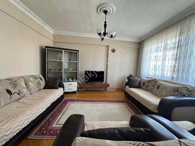 Ümraniye Çarşı'da Harika Konumlu 90m² 2+1 Satılık Ön Cephe Daire
