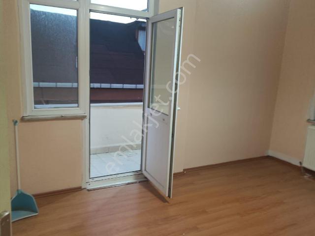 Ümraniye Armağanevler Mahallesi Metro Yürüme Mesafesi 3.kat 2+1 100 Metre Kiralık Daire Ev Cadde